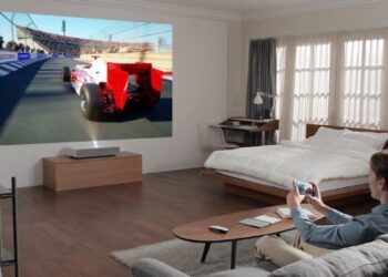 LG:n uusi 4k-laserprojektori heittää 90 tuuman kuvan viiden sentin etäisyydeltä