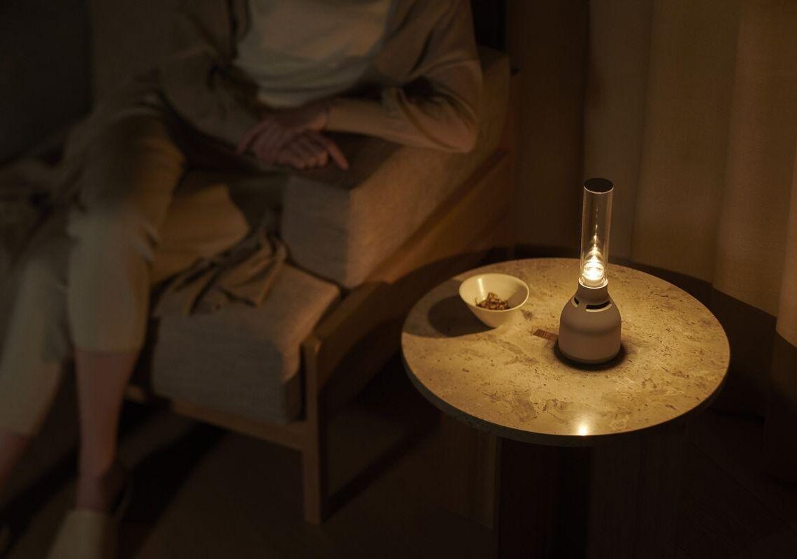 Sonyn lyhtykaiutin tuo tunnelmaa pirttiin