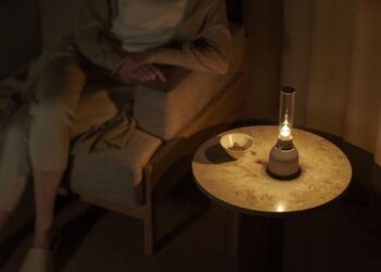 Sonyn lyhtykaiutin tuo tunnelmaa pirttiin