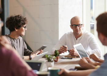 Laitteet työpaikalle lainalla vai liisaamalla – kumpi on kannattavampi?