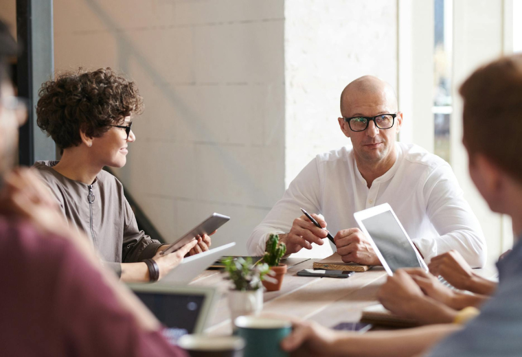 Laitteet työpaikalle lainalla vai liisaamalla – kumpi on kannattavampi?