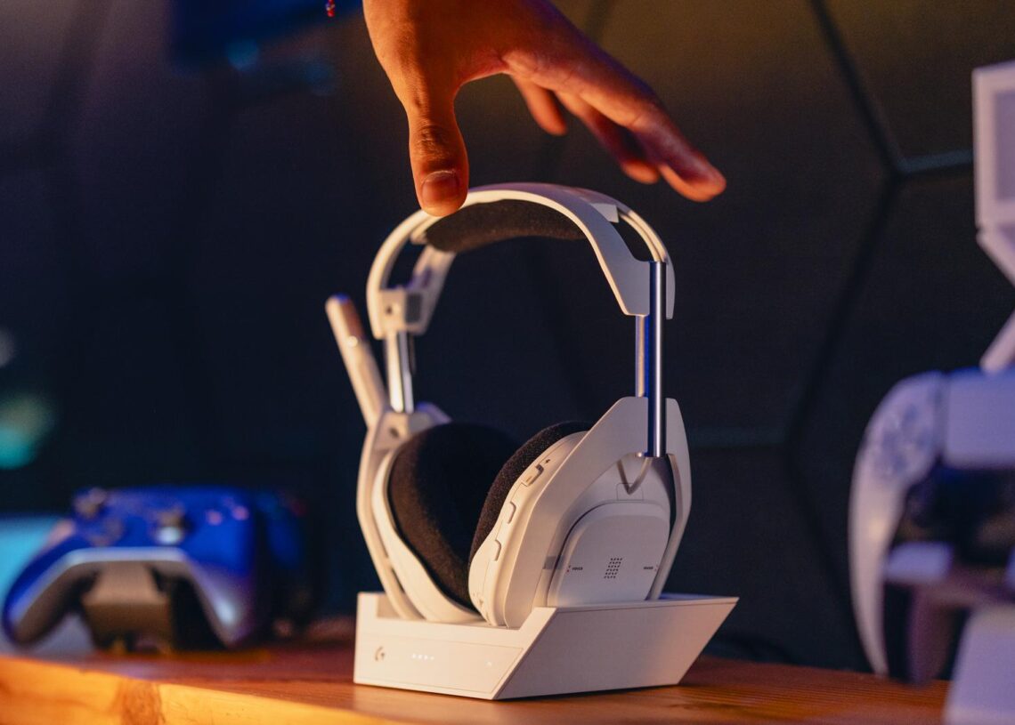 Logitech G ASTRO A50 X -pelikuulokkeet toimivat langattomasti ristiin eri pelialustoilla