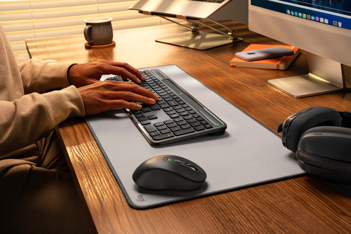 Logitech Signature Slim Solar+ K980 – Uutuusnäppäimistö kerää energiansa valosta ja pitää työpöydän siistinä