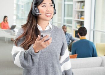 Logitechilta kaksi taustamelun vaimennuksella varustettua kuulokemikrofonia toimistoon