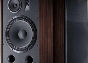 Magnatin kaiuttimet huokuvat retrohenkeä – bassoelementillä kokoa 15 tuumaa ja tehonkesto 500 wattia