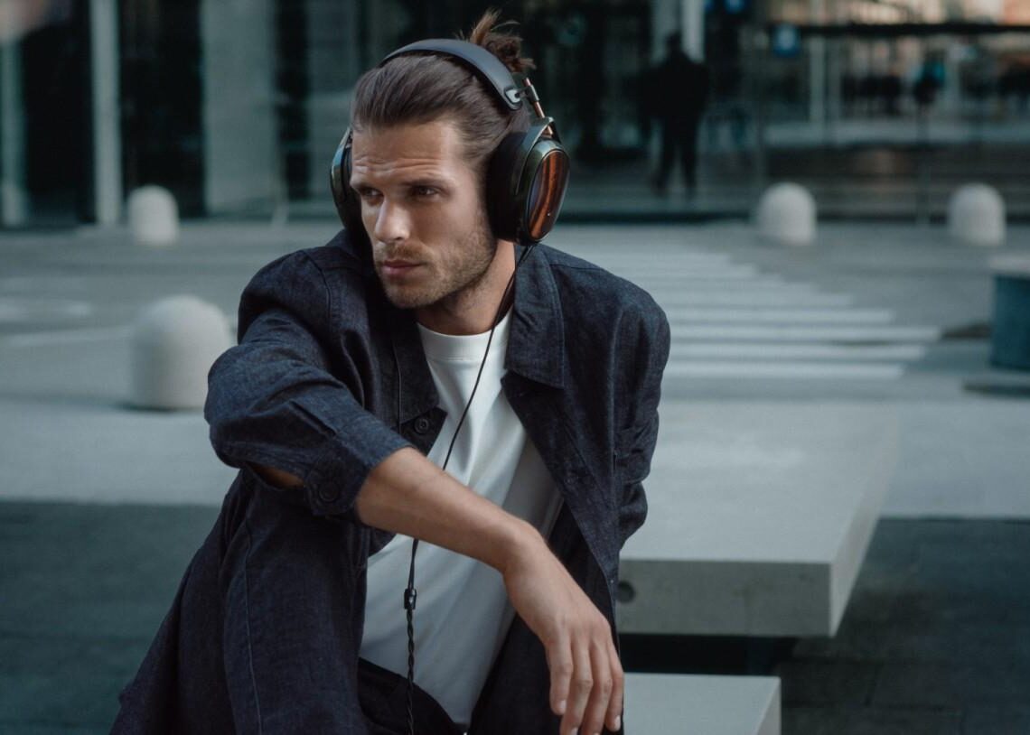 Meze Audio esittelee STRADA-kuulokkeet – tinkimätöntä äänenlaatua ja käsityötaitoa suljetussa muodossa