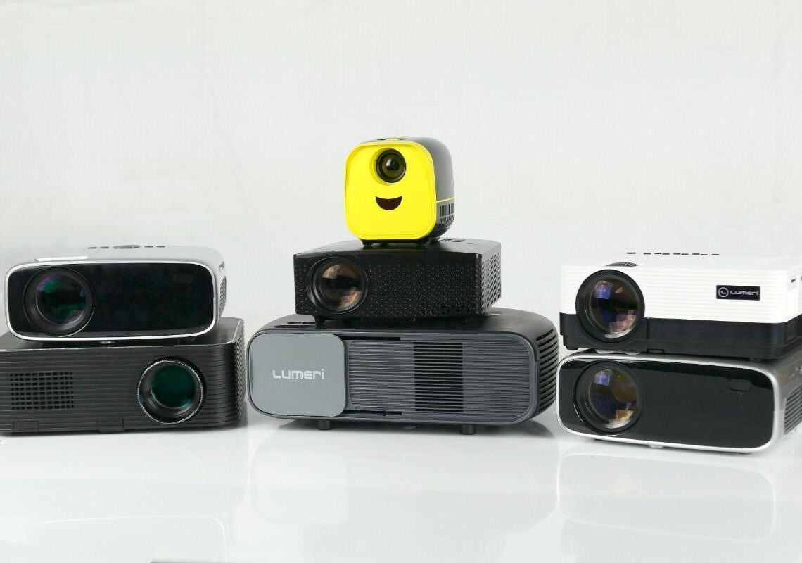 Vertailussa helpot 70–350 € miniprojektorit satunnaisiin leffailtoihin