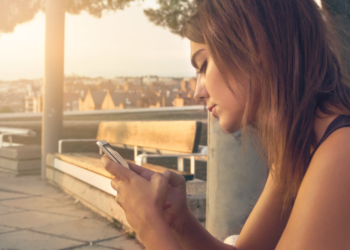 Mobiililaitteiden suojaaminen lomamatkalla – parhaat vinkit