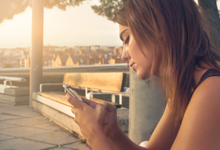 Mobiililaitteiden suojaaminen lomamatkalla – parhaat vinkit