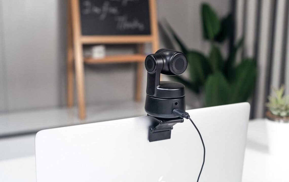 Älykästä apua etäkokouksiin ja striimilähetyksiin motorisoidun OBSBOT Tiny -verkkokameran avulla