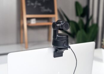 Älykästä apua etäkokouksiin ja striimilähetyksiin motorisoidun OBSBOT Tiny -verkkokameran avulla