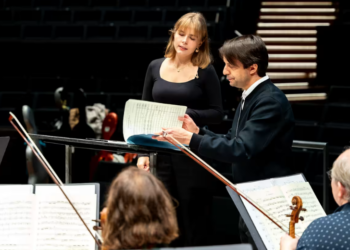 Onko kapellimestarilla väliä? Ella Eroniemi tarttui tahtipuikkoon Radion sinfoniaorkesterin edessä