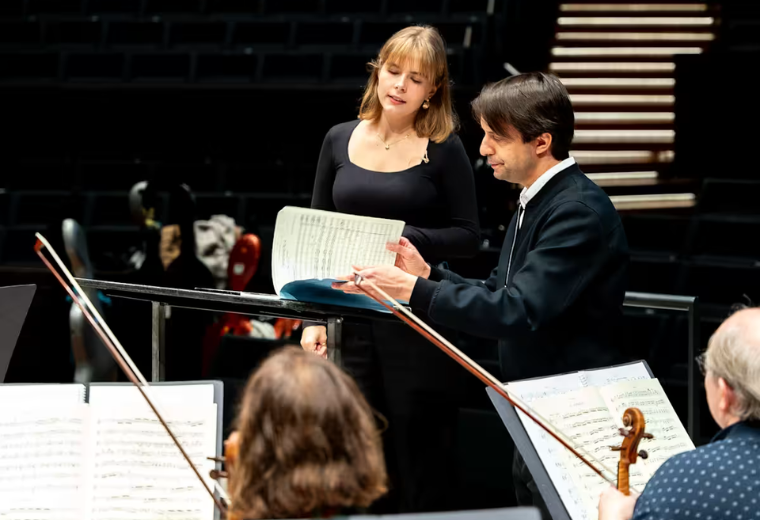 Onko kapellimestarilla väliä? Ella Eroniemi tarttui tahtipuikkoon Radion sinfoniaorkesterin edessä