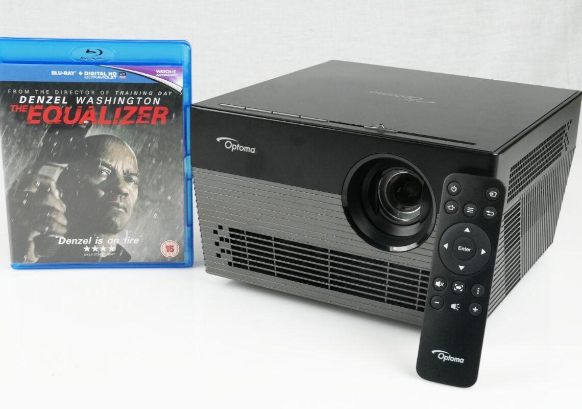 Testissä Optoma UHL 55 -videoprojektori: Siirrettävä 4K-tykki alle tonnilla