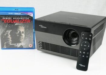 Testissä Optoma UHL 55 -videoprojektori: Siirrettävä 4K-tykki alle tonnilla