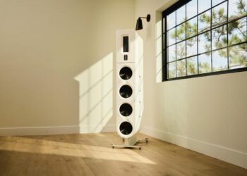 PS Audio esitteli mielenkiintoiset tornikaiuttimet – yhdistelee planaarielementtejä, dynaamisia ja passiivisäteilijöitä