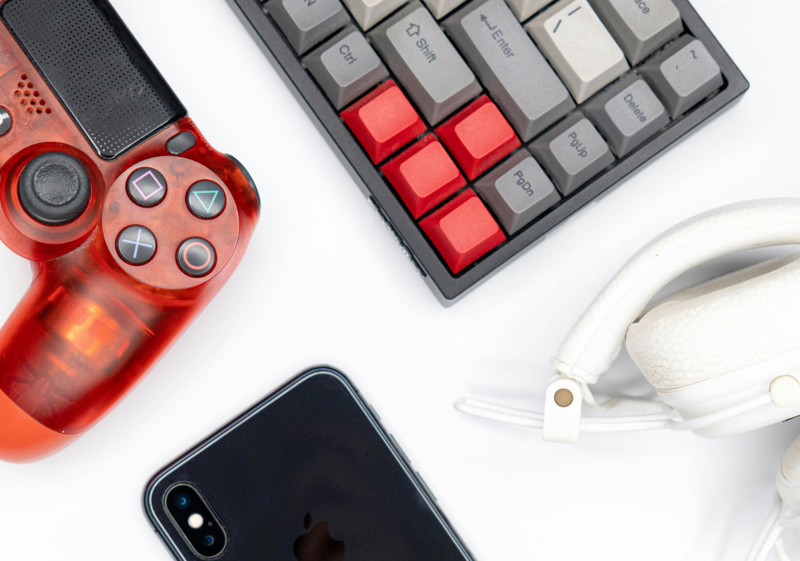 Pelaaminen ilman rajoja: Kuinka mobiilialustat tekivät peleistä maailmanlaajuisia