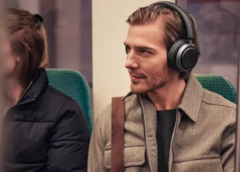 Philips uudisti kahdet vastamelukuulokkeensa – lisää akunkestoa, tehokkaampaa vaimennusta ja puhtaampaa soundia