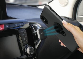 Kännykkä näkyville autoillessa – Puro esitteli uuden puhelintelineen