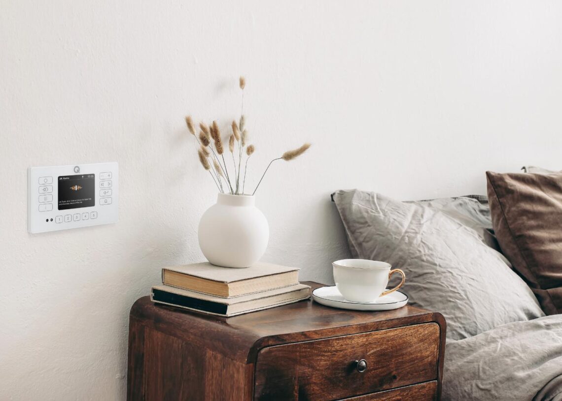 Q Acousticsilta tyylikäs seinäasennettävä vahvistin