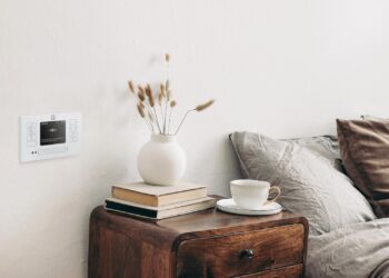 Q Acousticsilta tyylikäs seinäasennettävä vahvistin