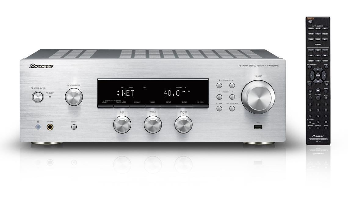 Pioneeriltä kaksi stereovahvistinta monihuonetuella