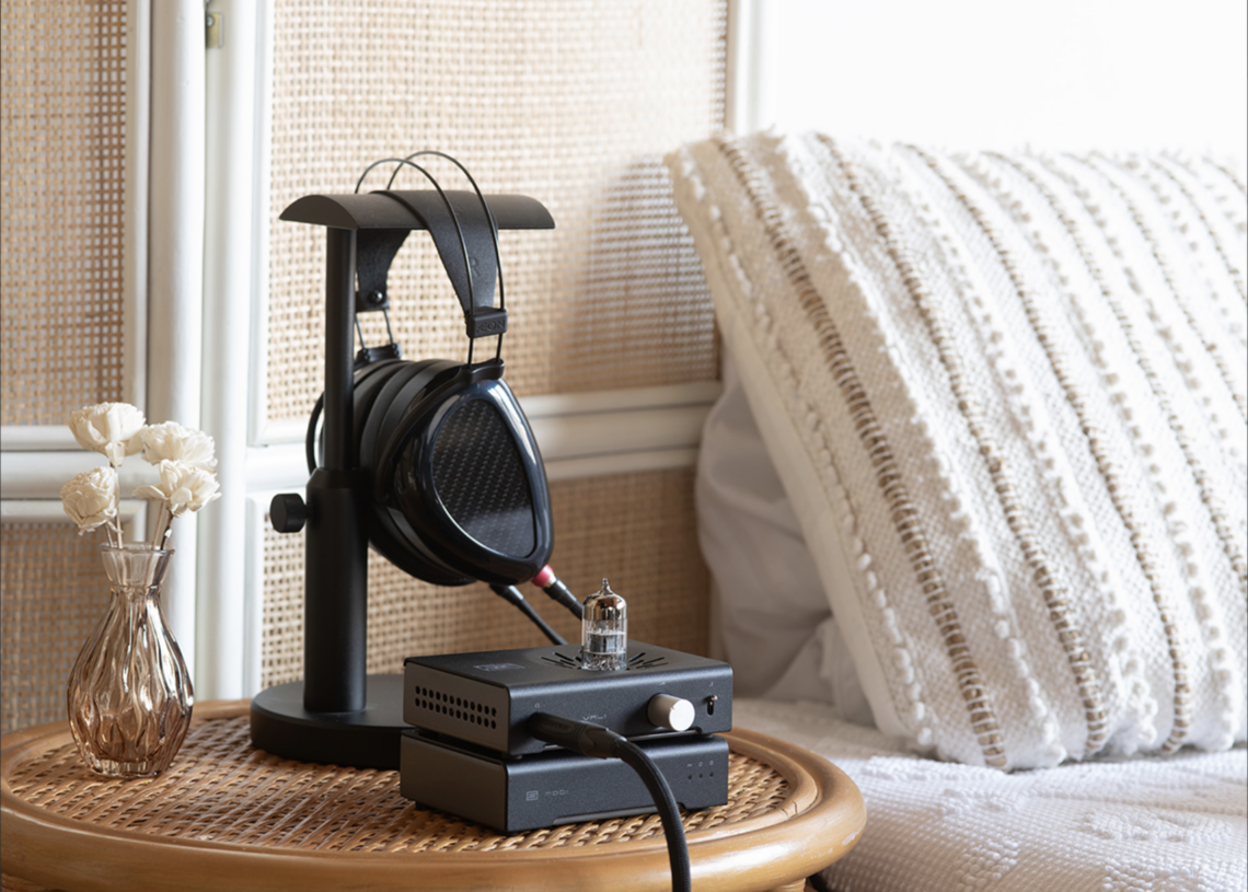 Tehokas ja kompakti hybridikuulokevahvistin