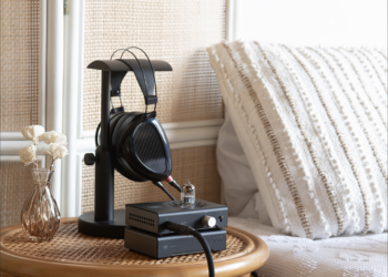 Tehokas ja kompakti hybridikuulokevahvistin