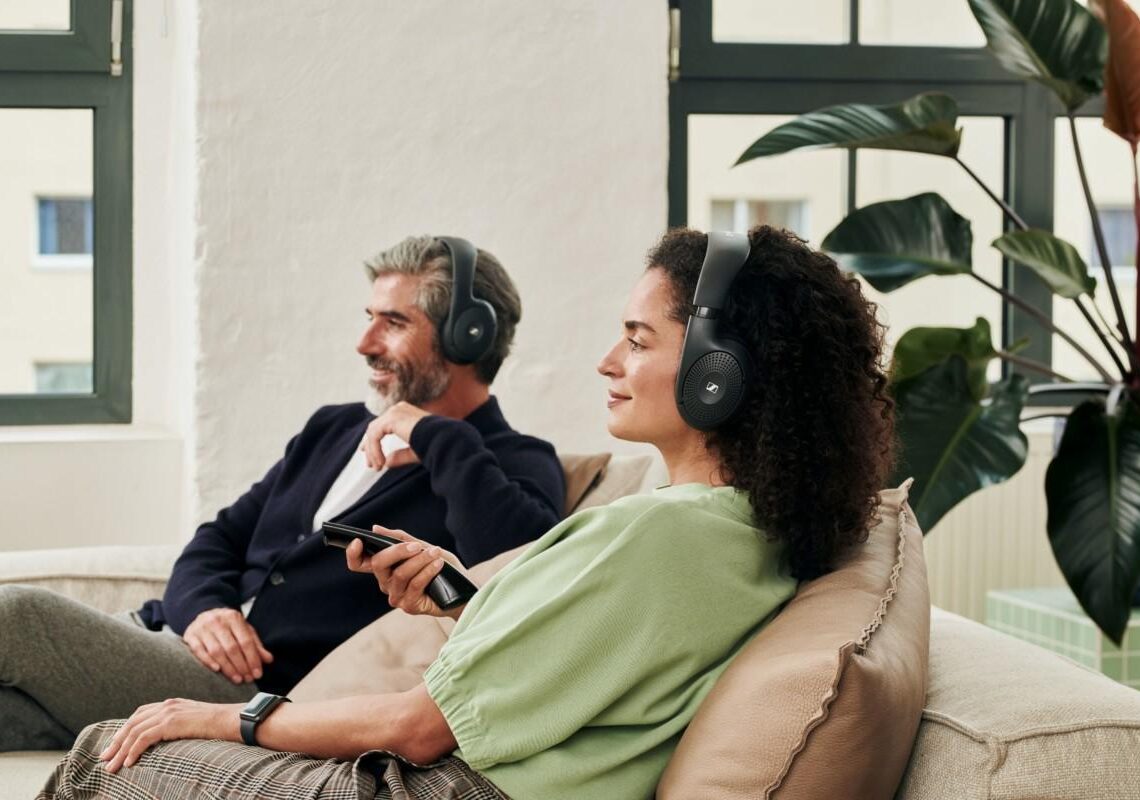 Sennheiserilta langaton lähetin/kuulokepari television kaveriksi – voi yhdistää samanaikaisesti useampiin kuulokkeisiin