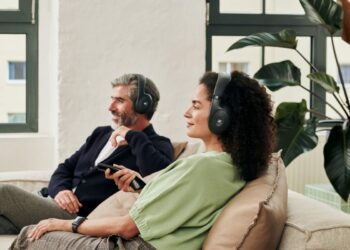 Sennheiserilta langaton lähetin/kuulokepari television kaveriksi – voi yhdistää samanaikaisesti useampiin kuulokkeisiin