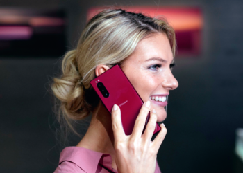 Testissä Sony Xperia 5: Kärkipuhelin kutistettuna