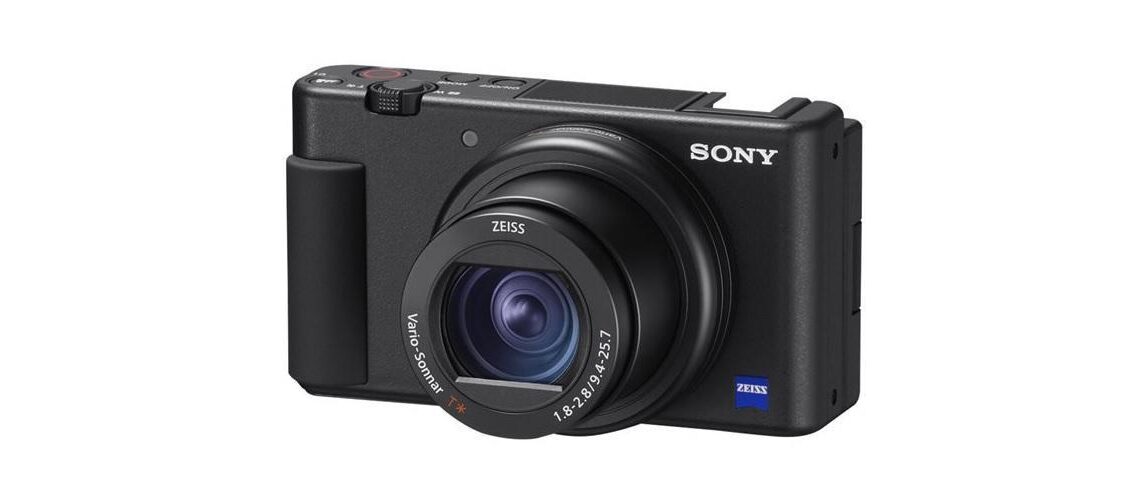 Sony ZV-1 VLOG-kompaktikamera jossa huippunopea tarkennus ja suuntaava mikrofoni