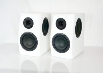 Testissä Taipuu Kero -jalustakaiuttimet: Komeaääninen kotimainen