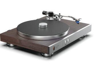 JBL esitteli retrohenkistä erillishifiä kaiuttimiensa kaveriksi – muun muassa valmistajan ensimmäinen levysoitin