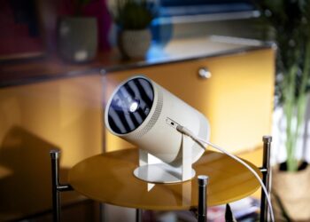 Samsungilta näppärästi mukana kulkeva miniprojektori – toimii myös älykaiuttimena