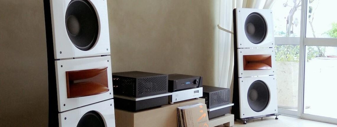 Ääntä huoneen täydeltä