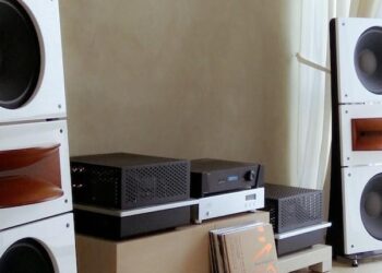 Ääntä huoneen täydeltä