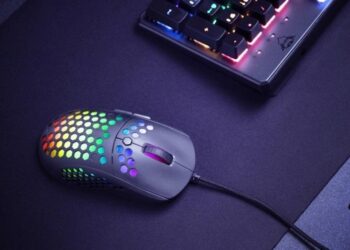 Trust Gaming GXT 960 Graphin – ultrakevyt pelihiiri hunajakennokuorella, ”zero drag” -kaapelilla sekä säädettävällä päivitysnopeudella