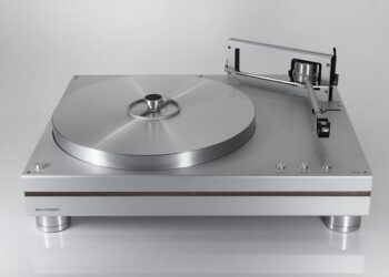 Suoravetoinen levysoitin saksalaisella tarkkuudella