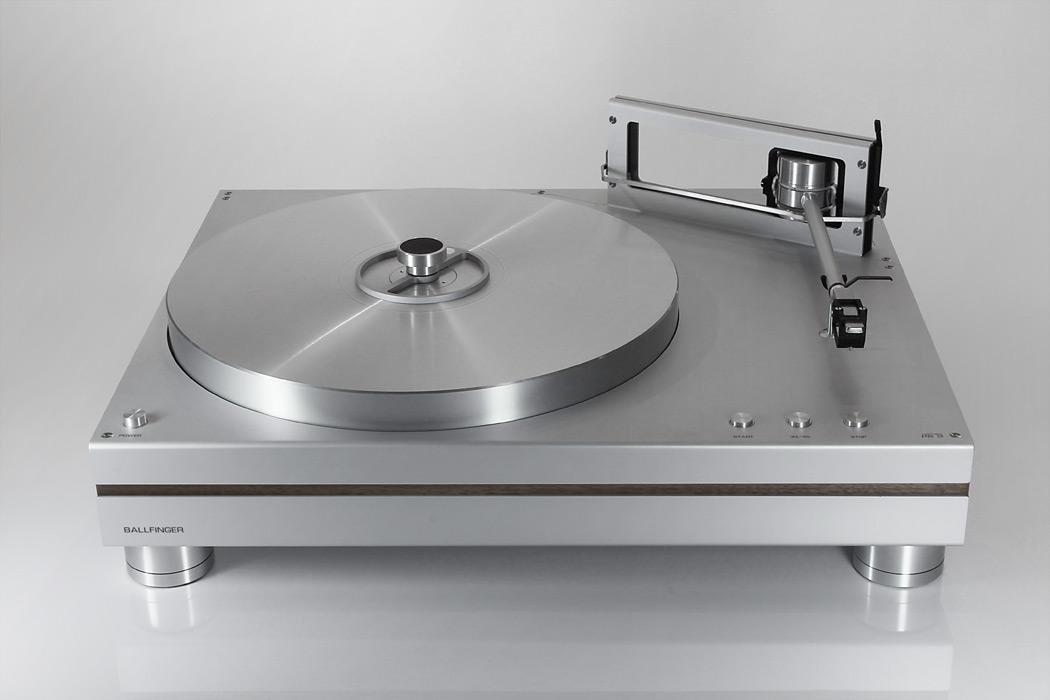 Suoravetoinen levysoitin saksalaisella tarkkuudella