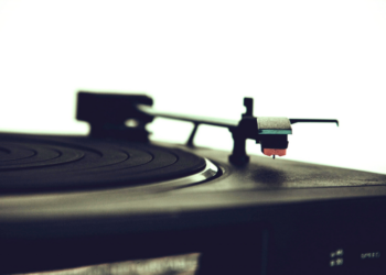 Uusi kohtaa vanhan – vinyylilevyjen ajaton viehätys