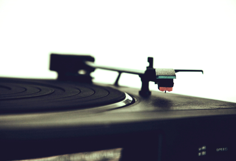 Uusi kohtaa vanhan – vinyylilevyjen ajaton viehätys