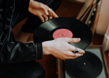 Vinyyleistä virtuaalisiin kolikkopeliin: äänen kehitys viihteessä