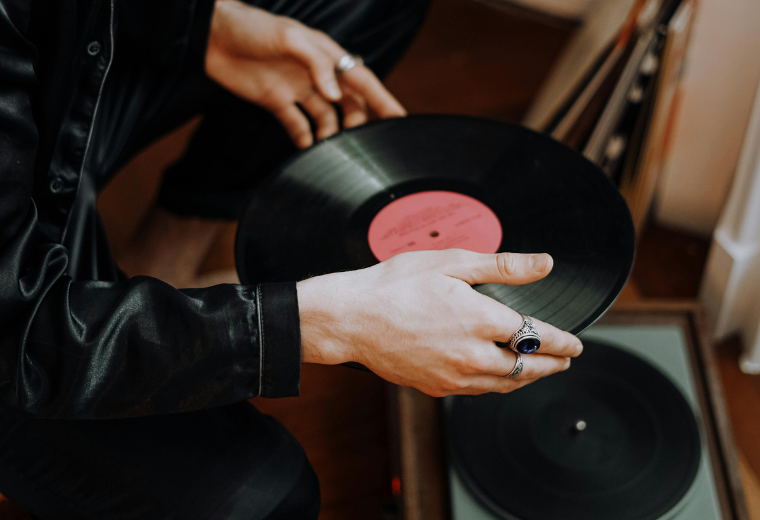 Vinyyleistä virtuaalisiin kolikkopeliin: äänen kehitys viihteessä