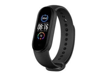 Monipuolinen aktiivisuusranneke jossa värinäyttö, kahden viikon akunkesto ja terveydenseurantajärjestelmä