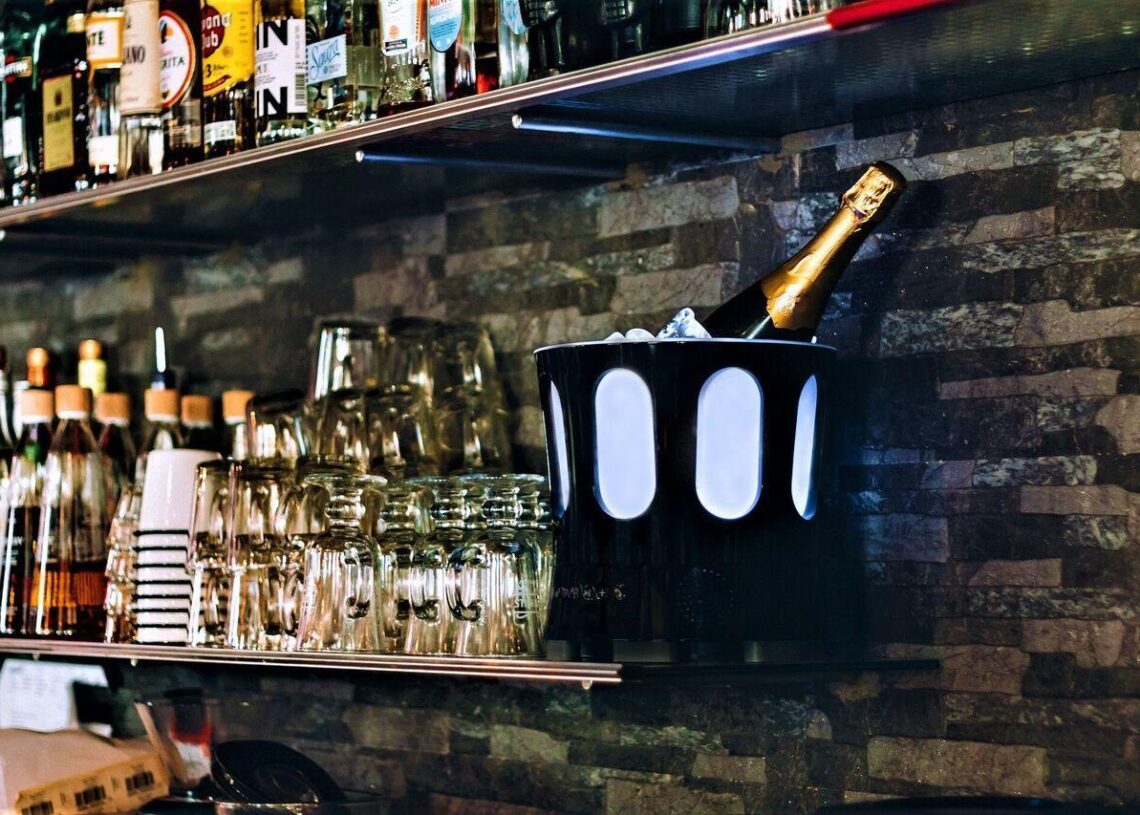 Suomalainen ZONE-kaiutin kestää vettä, kylmää ja kuumaa – toimii myös valaisimena ja kulhona