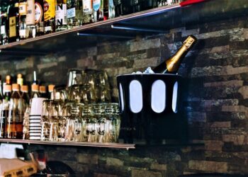 Suomalainen ZONE-kaiutin kestää vettä, kylmää ja kuumaa – toimii myös valaisimena ja kulhona