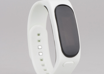 Vedenkestävä älyranneke/ korvanappi