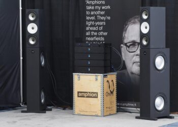 Amphion kurkottaa alas uudella subbarillaan