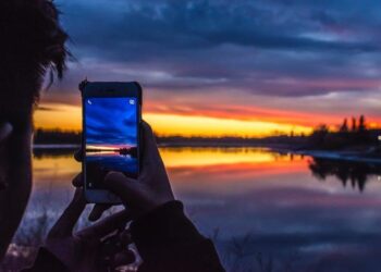 Suomalaiset valokuvaavat entistä enemmän – muistilappukuvaaminen uutta